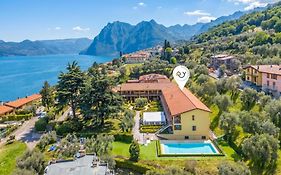 Residence La Perla With Shared Pool